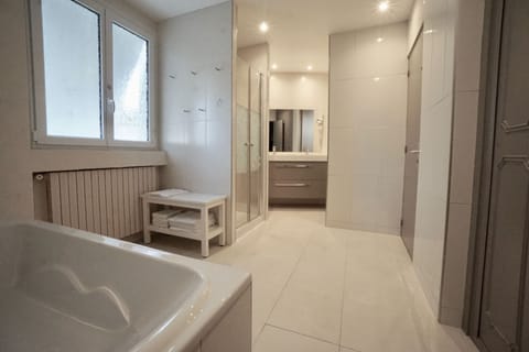 Family Room | Bathroom | Free toiletries, hair dryer, slippers, soap