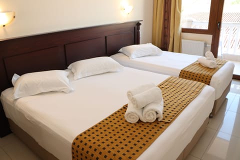 Triple Room | In-room safe, desk, soundproofing, iron/ironing board