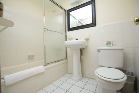 Combined shower/tub, free toiletries, towels