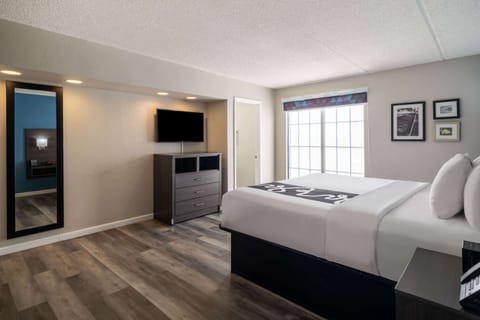 Suite, 1 King Bed, Non Smoking | Premium bedding, desk, blackout drapes, iron/ironing board