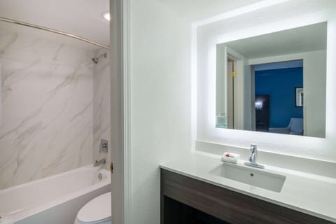 Combined shower/tub, free toiletries, hair dryer, towels