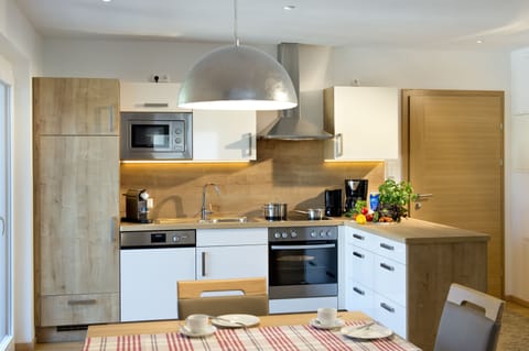 Full-size fridge, microwave, oven, stovetop