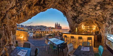 2 bars/lounges, poolside bar