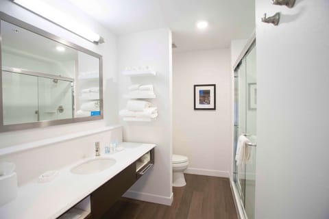 Combined shower/tub, free toiletries, hair dryer, towels