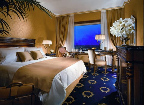 Deluxe Room, 1 King Bed | Premium bedding, down comforters, in-room safe, desk