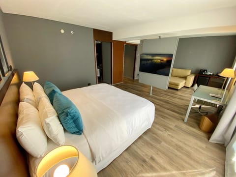 Suite, 1 Queen Bed, Non Smoking | Hypo-allergenic bedding, minibar, in-room safe, individually furnished
