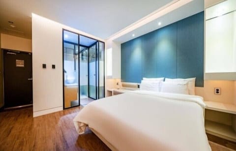 Deluxe Double Room, 1 Bedroom | Desk, laptop workspace, soundproofing, free WiFi