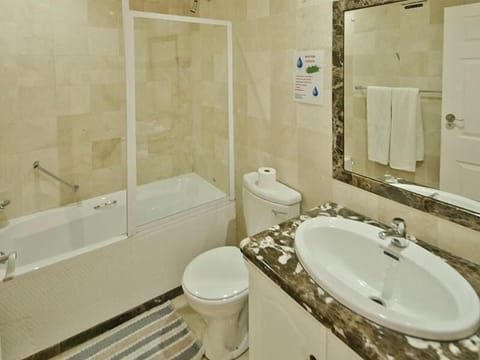 Combined shower/tub, free toiletries, hair dryer, towels
