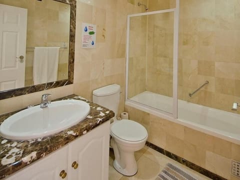 Combined shower/tub, free toiletries, hair dryer, towels