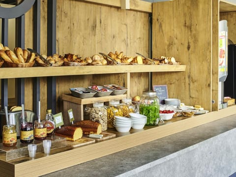 Daily buffet breakfast (EUR 6.60 per person)