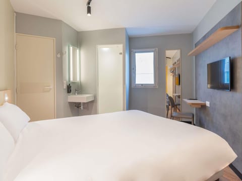 Standard Room, 1 Double Bed | Desk, blackout drapes, soundproofing, free WiFi