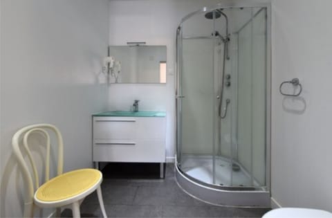 Shower, free toiletries, hair dryer, towels