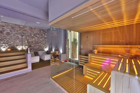 Sauna, hot tub