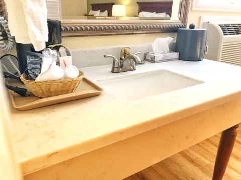 Combined shower/tub, free toiletries, hair dryer, towels