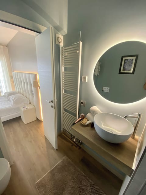 Shower, rainfall showerhead, free toiletries, hair dryer