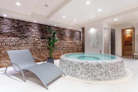 Sauna, hot tub