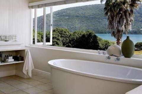 Deluxe Suite, Lagoon View | Deep soaking bathtub
