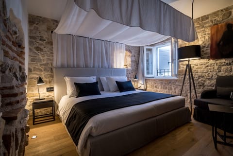 Premium bedding, minibar, in-room safe, desk