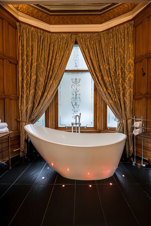 The Alamo Suite | Bathroom | Free toiletries, hair dryer, towels, soap