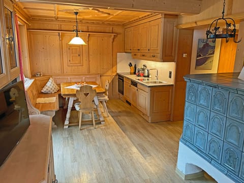 Apartment, 2 Bedrooms, Kitchen, Mountain View | In-room dining