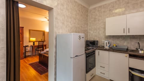 Comfort Studio, 1 Bedroom (Unit Three) | Private kitchen | Fridge, microwave, oven, stovetop