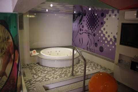 Deluxe Room, Hot Tub | Jetted tub