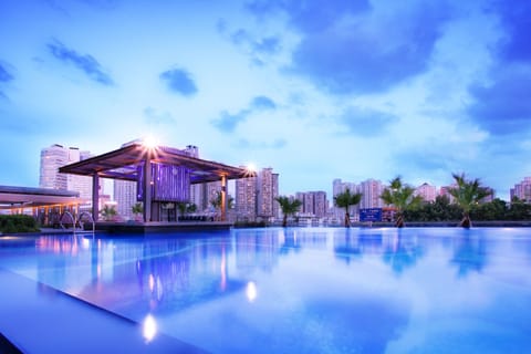 Outdoor pool, sun loungers