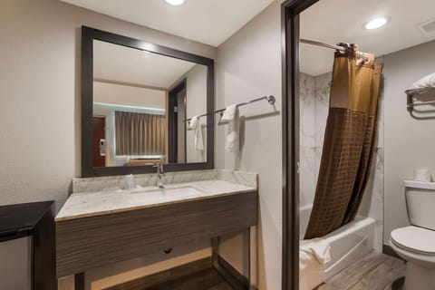 Desk, iron/ironing board, rollaway beds, free WiFi