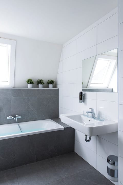 Quadruple Room | Bathroom | Shower, free toiletries, hair dryer, towels