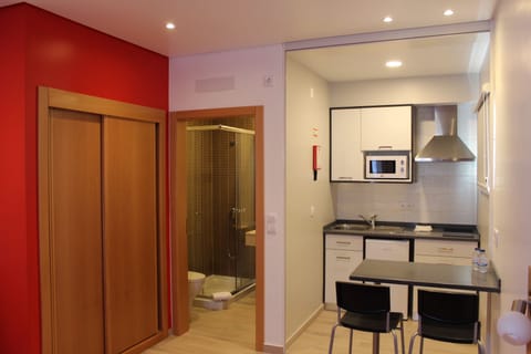 Studio, Kitchenette (2 people) | Private kitchenette | Fridge, microwave, stovetop, electric kettle