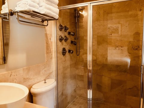 Double Room, 1 Queen Bed, Private Bathroom | Bathroom | Hair dryer, towels, soap, shampoo