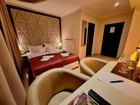 Double or Twin Room | Hypo-allergenic bedding, down comforters, pillowtop beds, in-room safe