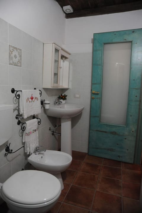 Shower, free toiletries, hair dryer, bidet
