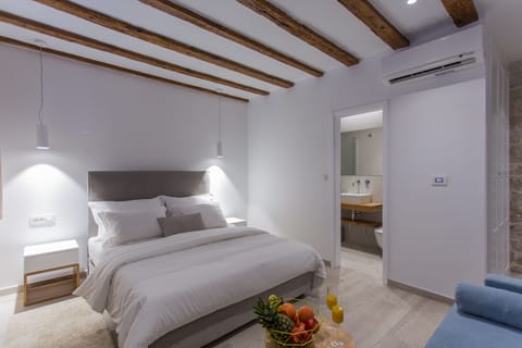 Superior Double Room | 1 bedroom, premium bedding, minibar, in-room safe