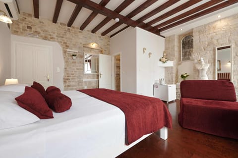 Superior Double Room, City View | Premium bedding, in-room safe, laptop workspace, soundproofing