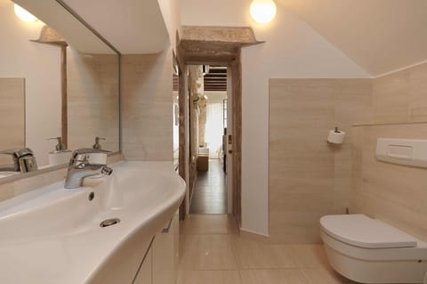 Economy Twin Room | Bathroom | Free toiletries, hair dryer, bidet, towels