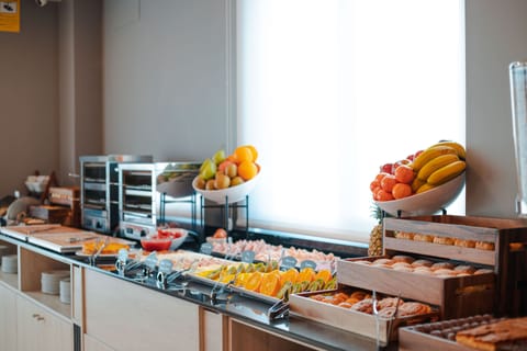 Free daily buffet breakfast