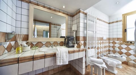 Suite (Costaccia) | Bathroom | Free toiletries, bidet, towels
