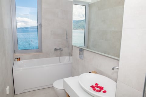 Superior Double Room, Balcony, Sea View | Bathroom | Free toiletries, hair dryer, bathrobes, slippers