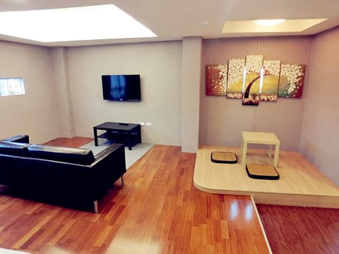 Deluxe Quadruple Room | Living area | LED TV