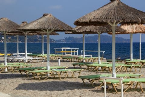 Beach nearby, white sand, sun loungers, beach bar