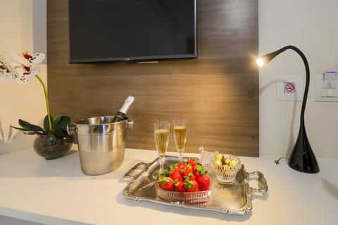 Superior Room, 1 Double Bed | In-room dining