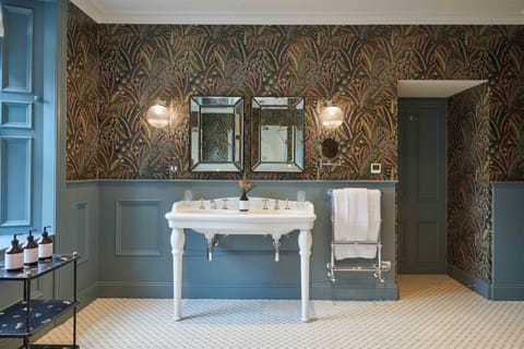 Junior Suite | Bathroom | Shower, free toiletries, hair dryer, bathrobes