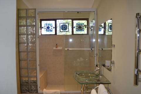 Cottage (Garden) | Bathroom | Shower, hair dryer, towels