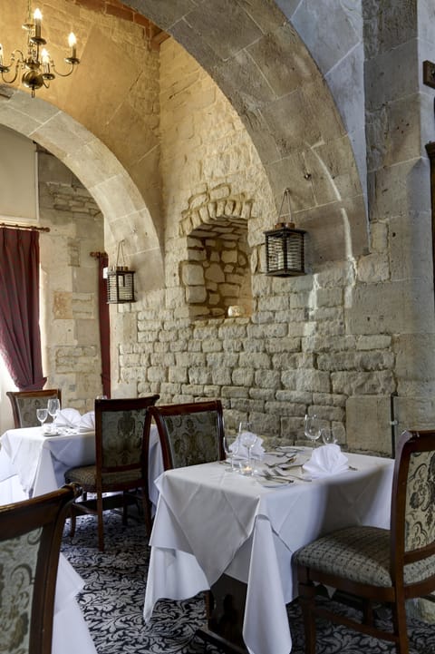 2 restaurants, breakfast, lunch, dinner served; international cuisine