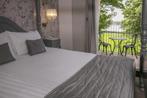 Superior Room, 1 Double Bed, Non Smoking | In-room safe, iron/ironing board, cribs/infant beds, rollaway beds