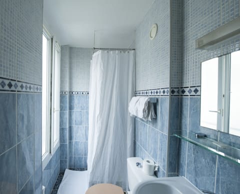 Shower, free toiletries, towels