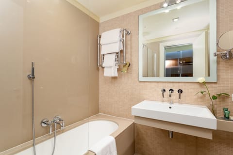 Combined shower/tub, free toiletries, hair dryer, bidet