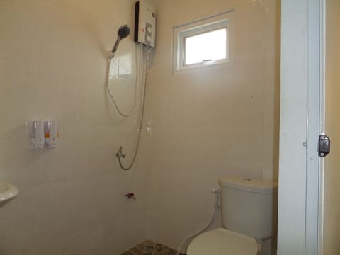 Standard Double Room | Bathroom | Shower, free toiletries, bidet, towels