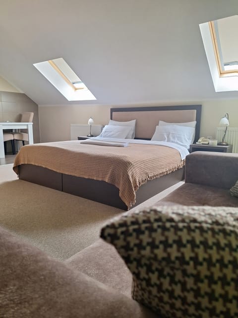 Standard Studio | Minibar, in-room safe, desk, free WiFi